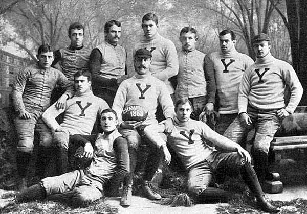 La squadra di football di Yale nel 1888. A sx, accosciato Amos Alonzo Stagg. Foto: wikipedia.org