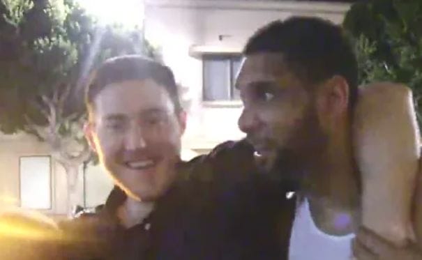Quando Aron Baynes, completamente ubriaco, si fece trascinare sul bus da Tim Duncan