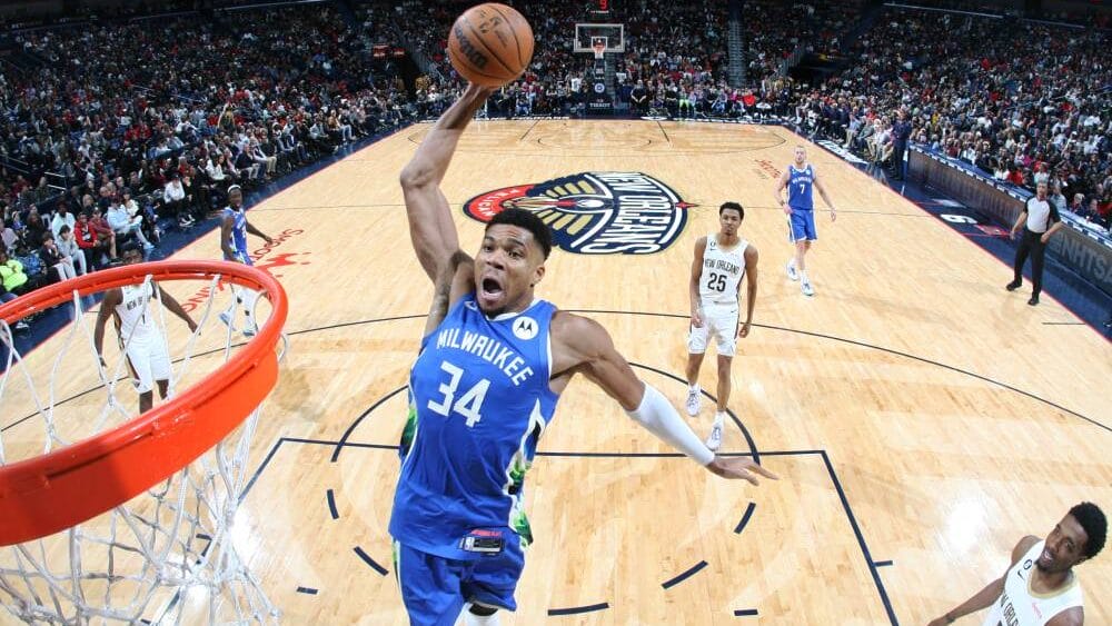 Play of the Week: Antetokounmpo spacca il ferro