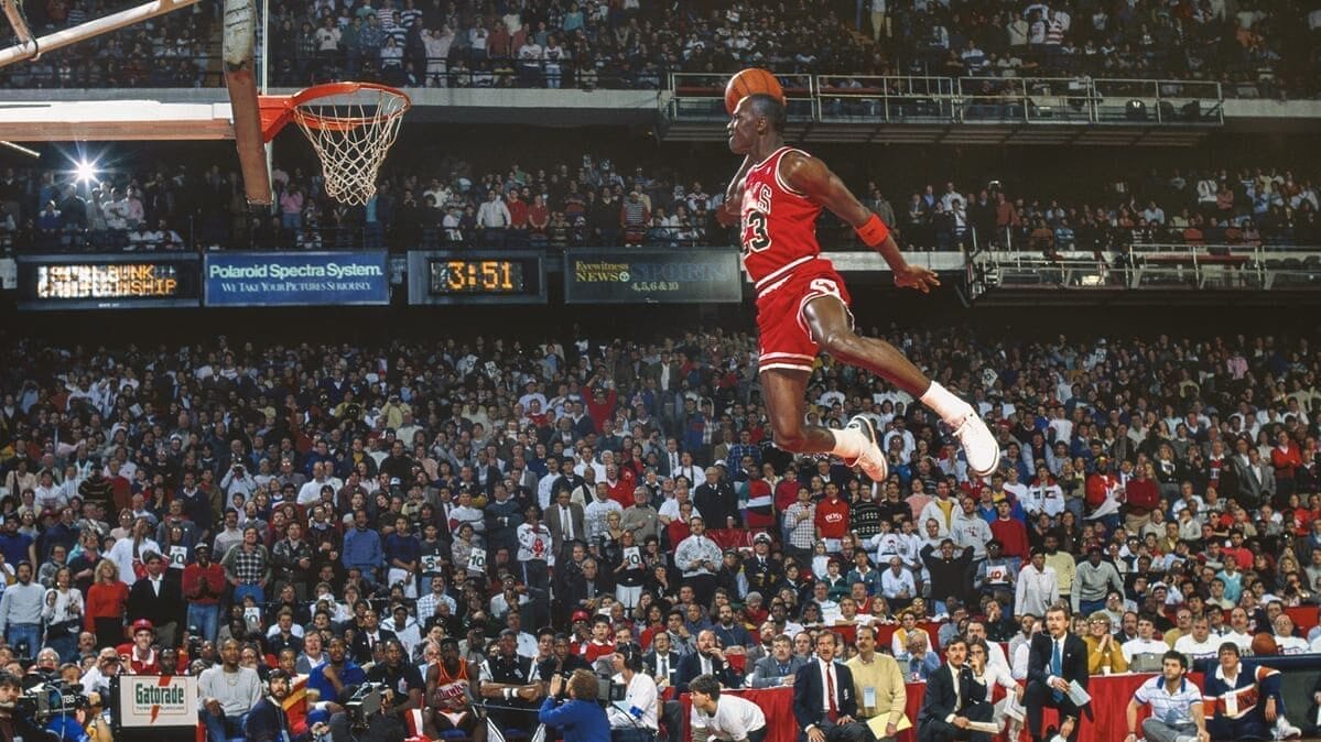 Michael Jordan schiaccia durante l'All Star Game 1988