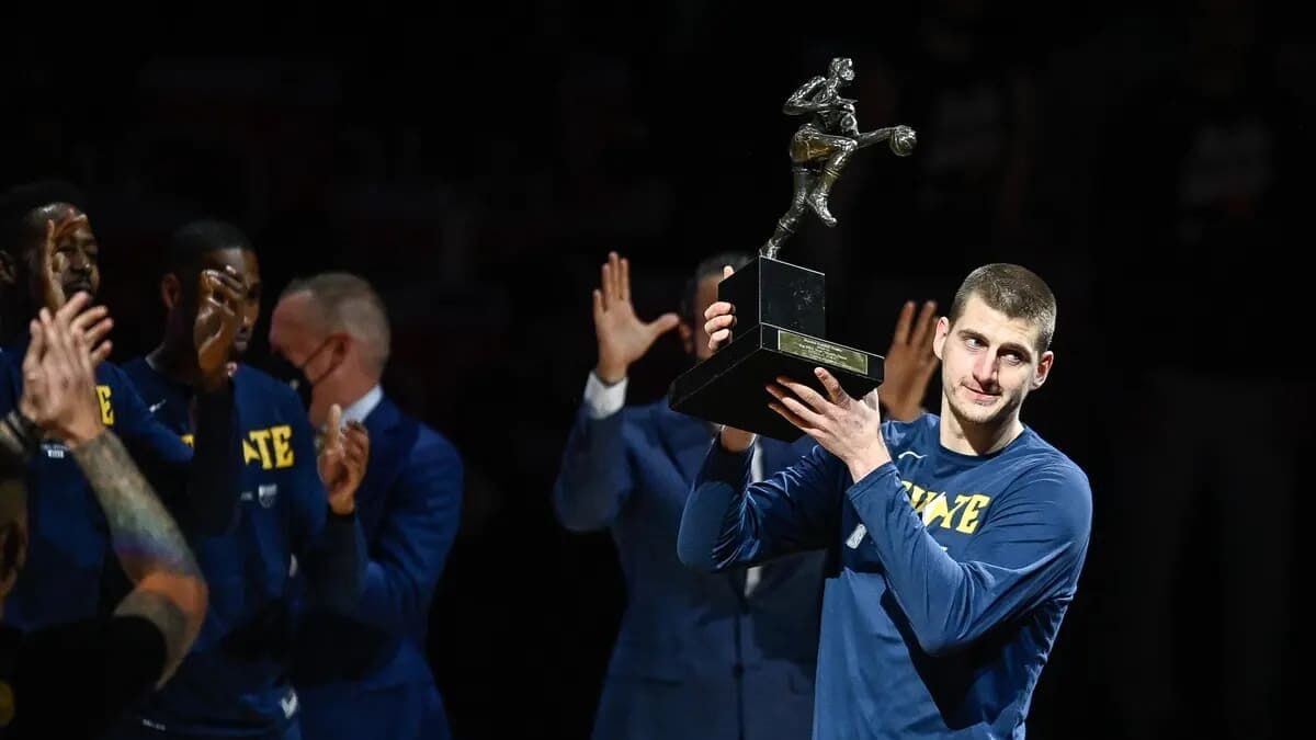 Nikola Jokic col trofeo di MVP