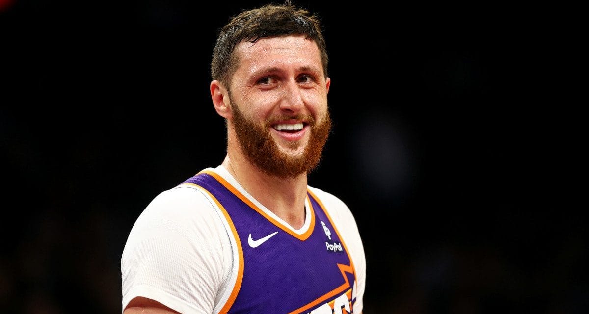 Ai Phoenix Suns serve un centro