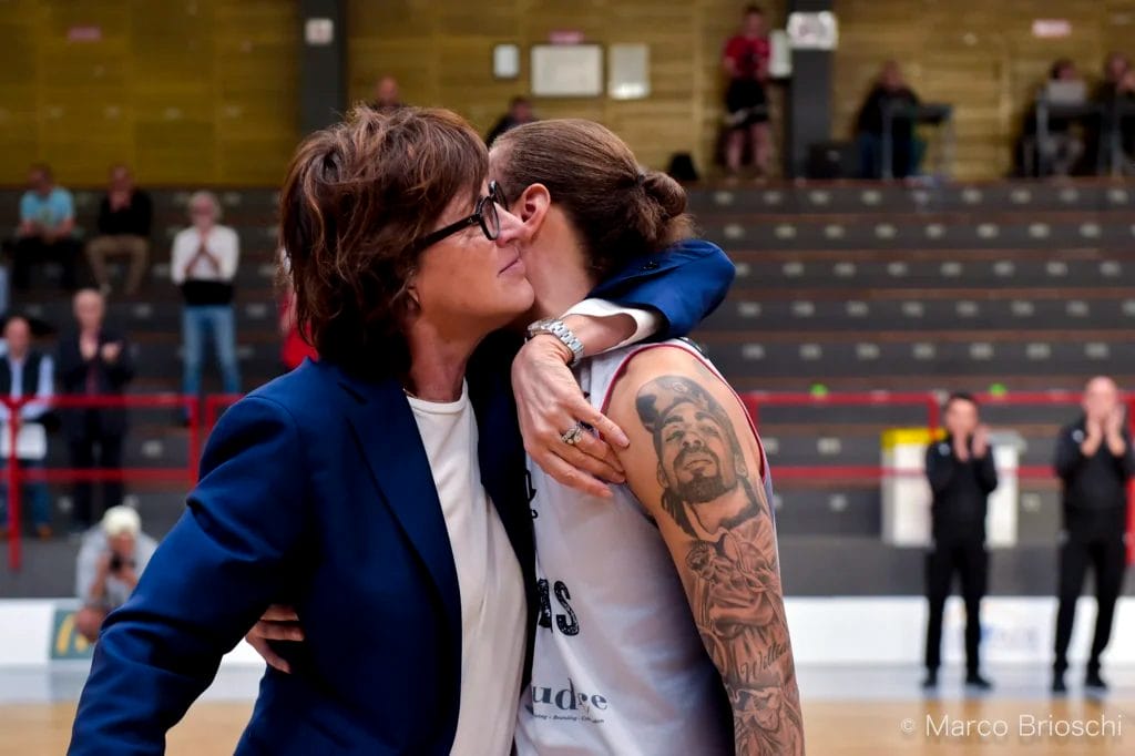 La coach del Geas Cinzia Zanotti con Jazmon Gwathmey