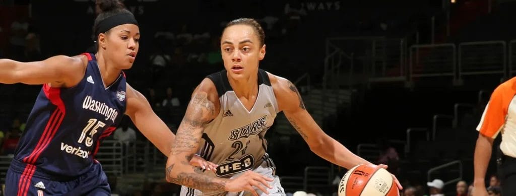 Jazmon Gwathmey, con la maglia delle San Antonio Stars, sfida Natasha Cloud