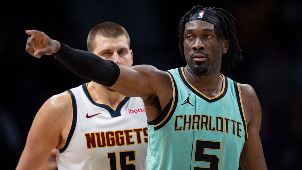 Mark Williams passa ai Phoenix Suns con una trade mirata.