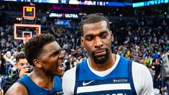 Naz Reid e Anthony Edwards con la maglia dei Timberwolves.